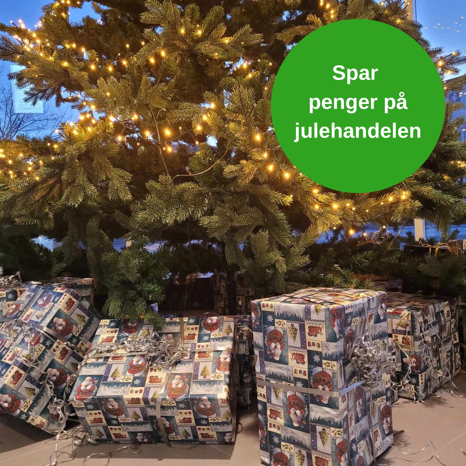 Juletre med gaver under - Spar penger på julehandelen