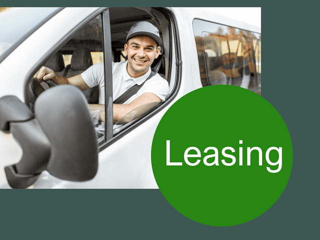 Mann i bil med tekst leasing