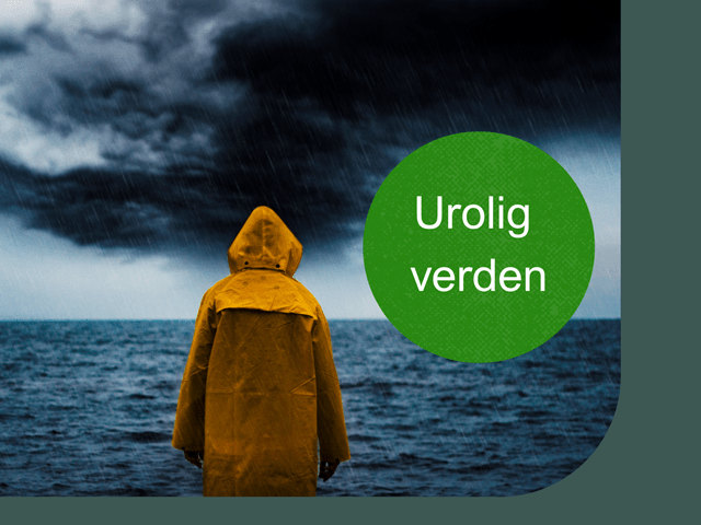 Bilde av person i gul regnfrakk foran hav med mørke skyer. Tekst "Urolig verden"